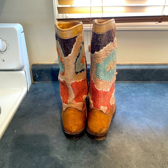 Kindred Spirit Kilim rug and leather boots. - Picture 4 of 9